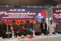 Aparat Polda Banten memusnahkan barang bukti narkoba dan minuman keras hasil pengungkapan kasus sepanjang tahun 2025 di Kota Serang, Jumat, 26 Desember 2025