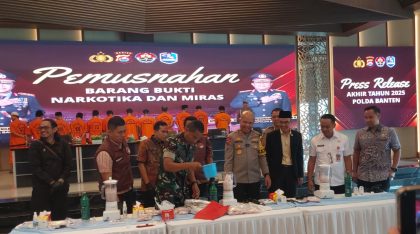 Aparat Polda Banten memusnahkan barang bukti narkoba dan minuman keras hasil pengungkapan kasus sepanjang tahun 2025 di Kota Serang, Jumat, 26 Desember 2025