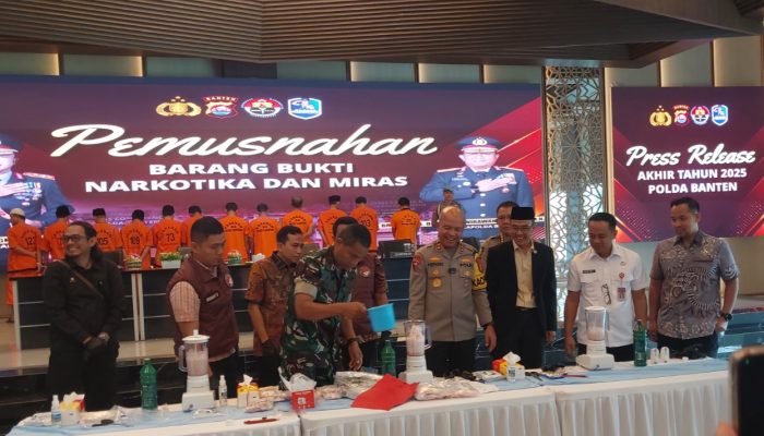 Aparat Polda Banten memusnahkan barang bukti narkoba dan minuman keras hasil pengungkapan kasus sepanjang tahun 2025 di Kota Serang, Jumat, 26 Desember 2025
