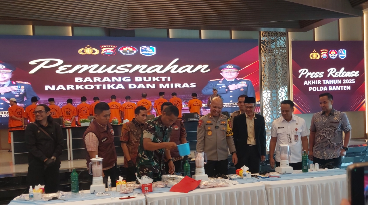 Aparat Polda Banten memusnahkan barang bukti narkoba dan minuman keras hasil pengungkapan kasus sepanjang tahun 2025 di Kota Serang, Jumat, 26 Desember 2025