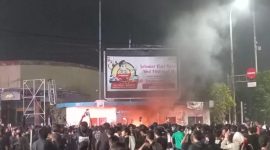 Aparat kepolisian berjaga saat aksi demonstrasi mahasiswa di Kota Serang, Banten. Penanganan hukum pasca-aksi masih menuai sorotan.