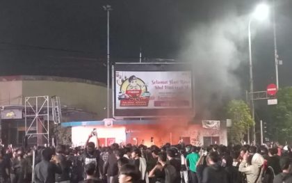 Aparat kepolisian berjaga saat aksi demonstrasi mahasiswa di Kota Serang, Banten. Penanganan hukum pasca-aksi masih menuai sorotan.