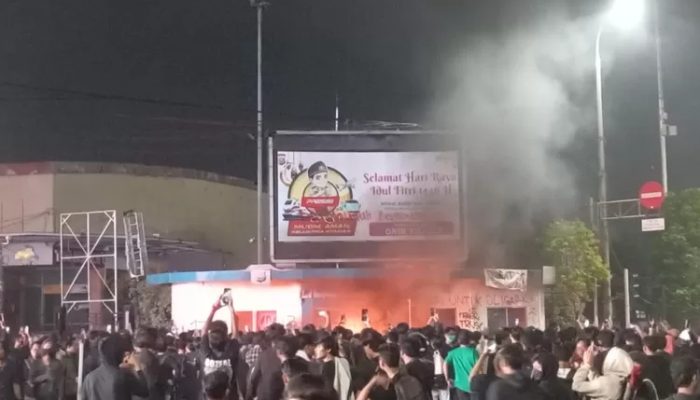 Aparat kepolisian berjaga saat aksi demonstrasi mahasiswa di Kota Serang, Banten. Penanganan hukum pasca-aksi masih menuai sorotan.