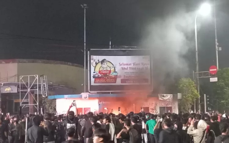 Aparat kepolisian berjaga saat aksi demonstrasi mahasiswa di Kota Serang, Banten. Penanganan hukum pasca-aksi masih menuai sorotan.