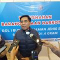 BNN Banten menggagalkan peredaran sabu menjelang Natal dan Tahun Baru 2026. Dua kurir ditangkap saat membawa empat kilogram sabu untuk diedarkan di wilayah Banten dan Tangerang. Para tersangka dijanjikan bayaran hingga puluhan juta rupiah. BNN memperketat pengawasan melalui tes urin bagi sopir, pilot, ABK, dan pramugari.
