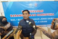 BNN Banten menggagalkan peredaran sabu menjelang Natal dan Tahun Baru 2026. Dua kurir ditangkap saat membawa empat kilogram sabu untuk diedarkan di wilayah Banten dan Tangerang. Para tersangka dijanjikan bayaran hingga puluhan juta rupiah. BNN memperketat pengawasan melalui tes urin bagi sopir, pilot, ABK, dan pramugari.