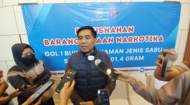 BNN Banten menggagalkan peredaran sabu menjelang Natal dan Tahun Baru 2026. Dua kurir ditangkap saat membawa empat kilogram sabu untuk diedarkan di wilayah Banten dan Tangerang. Para tersangka dijanjikan bayaran hingga puluhan juta rupiah. BNN memperketat pengawasan melalui tes urin bagi sopir, pilot, ABK, dan pramugari.