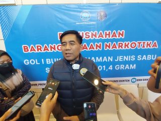 BNN Banten menggagalkan peredaran sabu menjelang Natal dan Tahun Baru 2026. Dua kurir ditangkap saat membawa empat kilogram sabu untuk diedarkan di wilayah Banten dan Tangerang. Para tersangka dijanjikan bayaran hingga puluhan juta rupiah. BNN memperketat pengawasan melalui tes urin bagi sopir, pilot, ABK, dan pramugari.