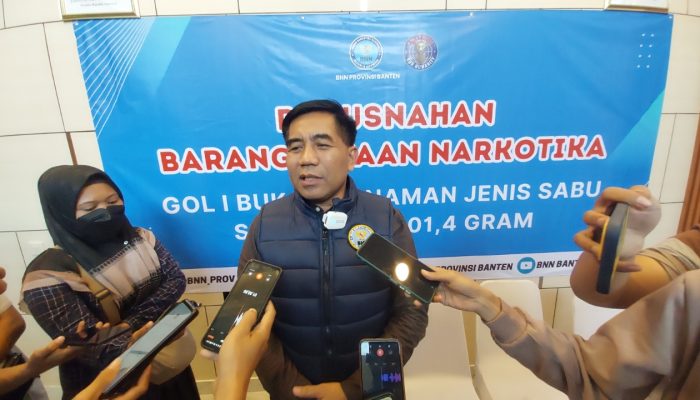 BNN Banten menggagalkan peredaran sabu menjelang Natal dan Tahun Baru 2026. Dua kurir ditangkap saat membawa empat kilogram sabu untuk diedarkan di wilayah Banten dan Tangerang. Para tersangka dijanjikan bayaran hingga puluhan juta rupiah. BNN memperketat pengawasan melalui tes urin bagi sopir, pilot, ABK, dan pramugari.