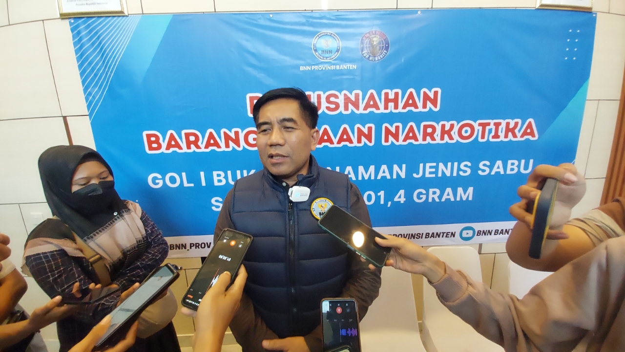 BNN Banten menggagalkan peredaran sabu menjelang Natal dan Tahun Baru 2026. Dua kurir ditangkap saat membawa empat kilogram sabu untuk diedarkan di wilayah Banten dan Tangerang. Para tersangka dijanjikan bayaran hingga puluhan juta rupiah. BNN memperketat pengawasan melalui tes urin bagi sopir, pilot, ABK, dan pramugari.