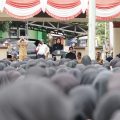 Bupati Serang Ratu Rachmatuzakiyah saat melantik dan mengukuhkan 6.057 PPPK paruh waktu di Alun-alun Kecamatan Kramatwatu, Kabupaten Serang, Senin, 29 Desember 2025