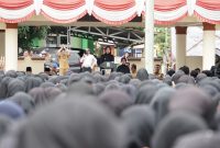 Bupati Serang Ratu Rachmatuzakiyah saat melantik dan mengukuhkan 6.057 PPPK paruh waktu di Alun-alun Kecamatan Kramatwatu, Kabupaten Serang, Senin, 29 Desember 2025