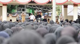Bupati Serang Ratu Rachmatuzakiyah saat melantik dan mengukuhkan 6.057 PPPK paruh waktu di Alun-alun Kecamatan Kramatwatu, Kabupaten Serang, Senin, 29 Desember 2025
