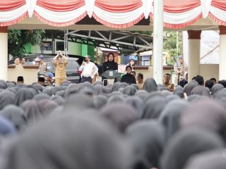 Bupati Serang Ratu Rachmatuzakiyah saat melantik dan mengukuhkan 6.057 PPPK paruh waktu di Alun-alun Kecamatan Kramatwatu, Kabupaten Serang, Senin, 29 Desember 2025
