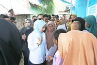 Bupati Serang Ratu Rachmatuzakiyah menyerahkan bantuan Rumah Layak Huni kepada warga penerima manfaat di Kabupaten Serang, Selasa, 23 Desember 2025