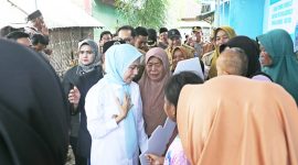 Bupati Serang Ratu Rachmatuzakiyah menyerahkan bantuan Rumah Layak Huni kepada warga penerima manfaat di Kabupaten Serang, Selasa, 23 Desember 2025