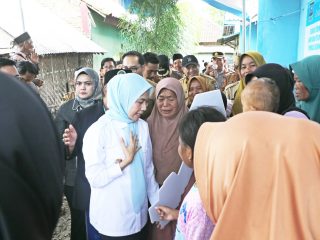 Bupati Serang Ratu Rachmatuzakiyah menyerahkan bantuan Rumah Layak Huni kepada warga penerima manfaat di Kabupaten Serang, Selasa, 23 Desember 2025