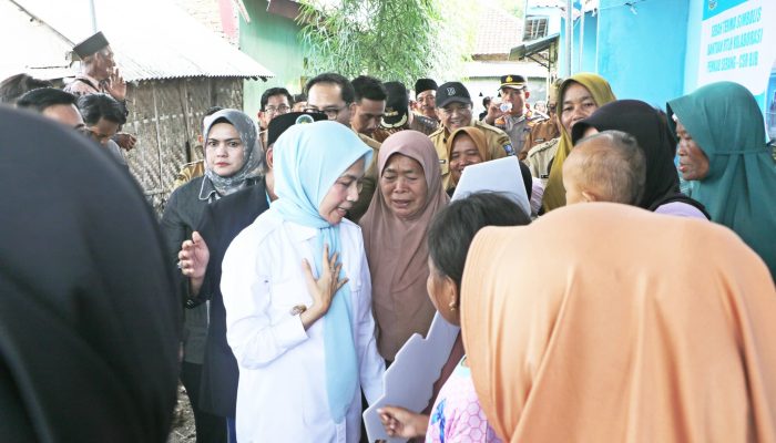 Bupati Serang Ratu Rachmatuzakiyah menyerahkan bantuan Rumah Layak Huni kepada warga penerima manfaat di Kabupaten Serang, Selasa, 23 Desember 2025