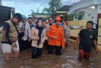 Bupati Serang Ratu Rachmatuzakiyah saat meninjau banjir di Kampung Sukamaju, Desa Citasuk, Kecamatan Padarincang, Kabupaten Serang, Jumat, 19 Desember 2025.