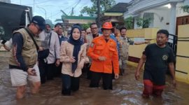 Bupati Serang Ratu Rachmatuzakiyah saat meninjau banjir di Kampung Sukamaju, Desa Citasuk, Kecamatan Padarincang, Kabupaten Serang, Jumat, 19 Desember 2025.
