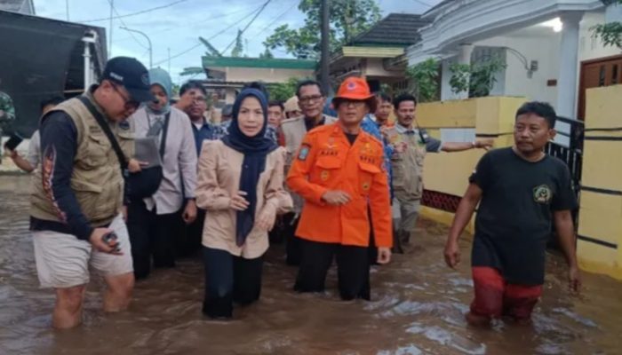 Bupati Serang Ratu Rachmatuzakiyah saat meninjau banjir di Kampung Sukamaju, Desa Citasuk, Kecamatan Padarincang, Kabupaten Serang, Jumat, 19 Desember 2025.