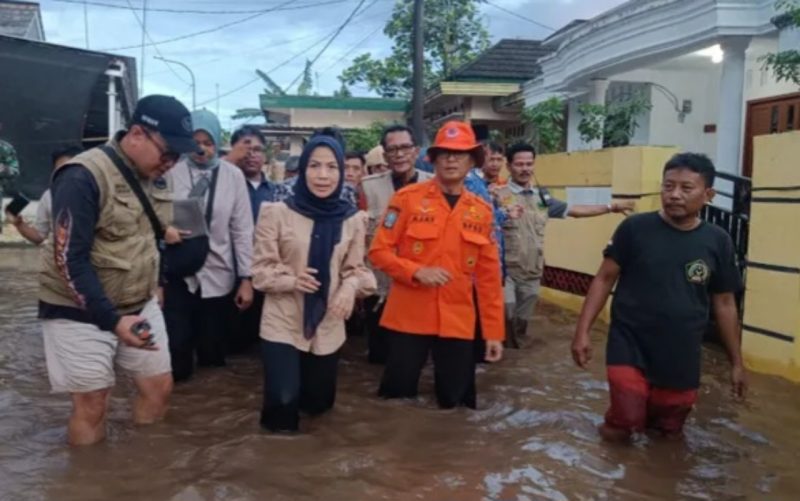 Bupati Serang Ratu Rachmatuzakiyah saat meninjau banjir di Kampung Sukamaju, Desa Citasuk, Kecamatan Padarincang, Kabupaten Serang, Jumat, 19 Desember 2025.