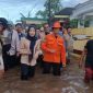 Bupati Serang Ratu Rachmatuzakiyah saat meninjau banjir di Kampung Sukamaju, Desa Citasuk, Kecamatan Padarincang, Kabupaten Serang, Jumat, 19 Desember 2025.