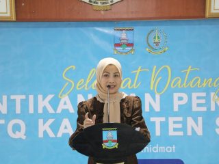 Bupati Serang Ratu Rachmatuzakiyah saat pelantikan Pengurus LPTQ Kabupaten Serang periode 2025–2030 di Aula Tb Suwandi.