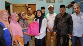 Bupati Serang Ratu Zakiyah saat berziarah ke makam korban banjir meninggal dunia di Desa Citasuk, Kecamatan Padarincang, Kabupaten Serang.