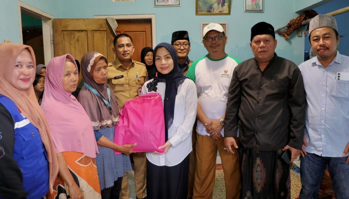 Bupati Serang Ratu Zakiyah saat berziarah ke makam korban banjir meninggal dunia di Desa Citasuk, Kecamatan Padarincang, Kabupaten Serang.