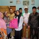 Bupati Serang Ratu Zakiyah saat berziarah ke makam korban banjir meninggal dunia di Desa Citasuk, Kecamatan Padarincang, Kabupaten Serang.