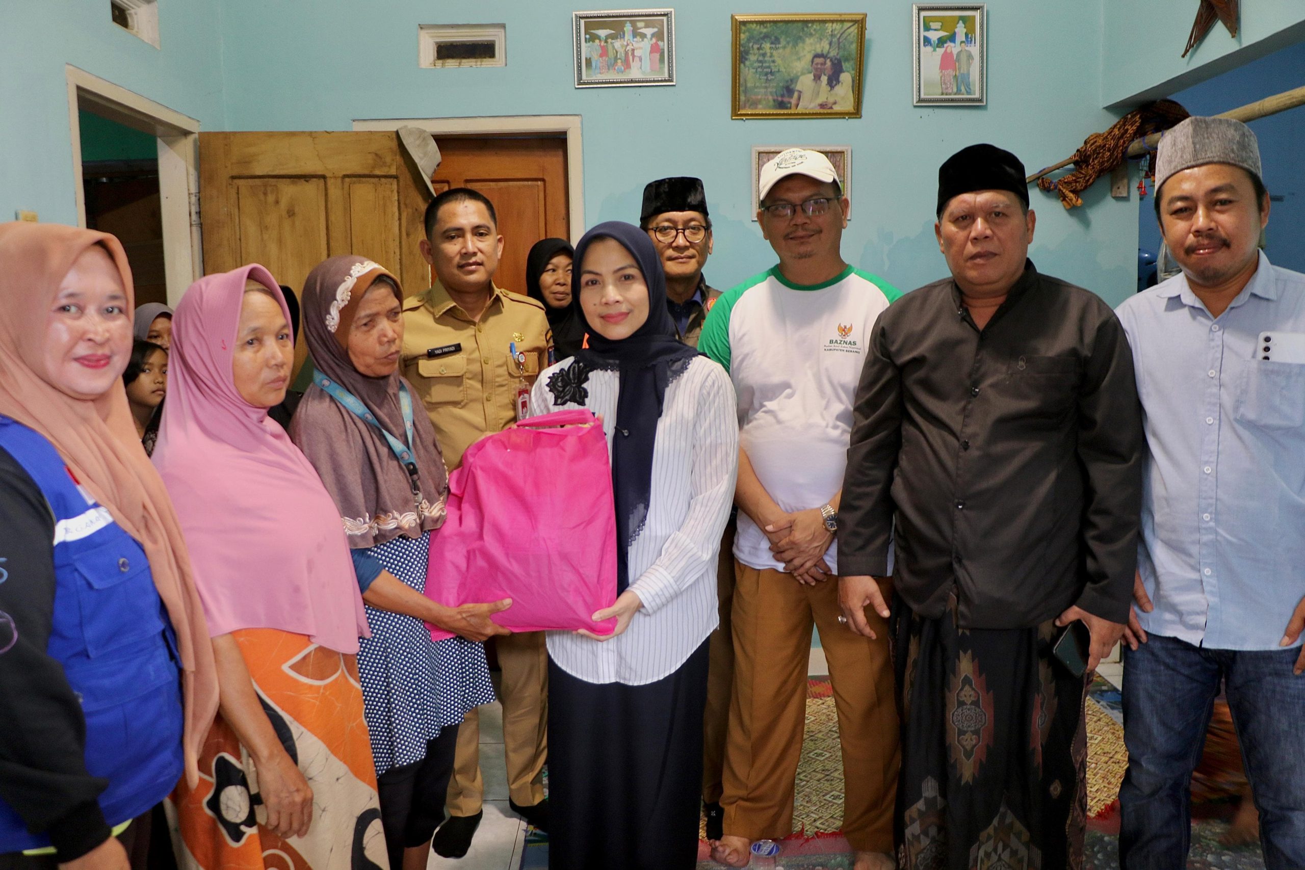 Bupati Serang Ratu Zakiyah saat berziarah ke makam korban banjir meninggal dunia di Desa Citasuk, Kecamatan Padarincang, Kabupaten Serang.