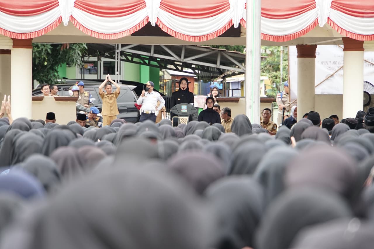 Bupati Serang Ratu Rachmatuzakiyah saat melantik dan mengukuhkan 6.057 PPPK paruh waktu di Alun-alun Kecamatan Kramatwatu, Kabupaten Serang, Senin, 29 Desember 2025