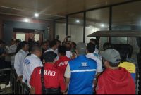 Buruh melakukan orasi di depan Gedung Setda Kabupaten Serang saat rapat Dewan Pengupahan berlangsung hingga malam hari, Jumat, 19 Desember 2025.