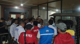 Buruh melakukan orasi di depan Gedung Setda Kabupaten Serang saat rapat Dewan Pengupahan berlangsung hingga malam hari, Jumat, 19 Desember 2025.