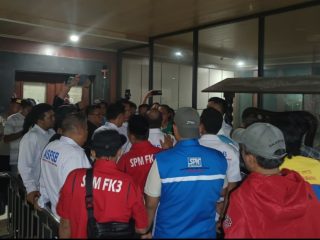 Buruh melakukan orasi di depan Gedung Setda Kabupaten Serang saat rapat Dewan Pengupahan berlangsung hingga malam hari, Jumat, 19 Desember 2025.