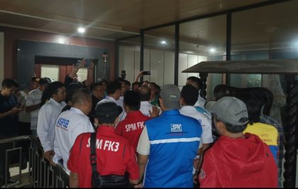 Buruh melakukan orasi di depan Gedung Setda Kabupaten Serang saat rapat Dewan Pengupahan berlangsung hingga malam hari, Jumat, 19 Desember 2025.