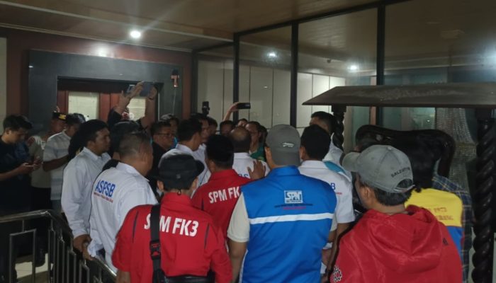Buruh melakukan orasi di depan Gedung Setda Kabupaten Serang saat rapat Dewan Pengupahan berlangsung hingga malam hari, Jumat, 19 Desember 2025.
