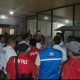 Buruh melakukan orasi di depan Gedung Setda Kabupaten Serang saat rapat Dewan Pengupahan berlangsung hingga malam hari, Jumat, 19 Desember 2025.