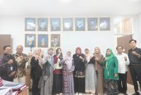 Direktur LKBH Fakultas Syariah UIN SMH Banten Atu Karomah bersama jajaran pengurus saat menyampaikan komitmen layanan bantuan hukum gratis kepada masyarakat.