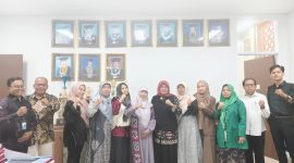 Direktur LKBH Fakultas Syariah UIN SMH Banten Atu Karomah bersama jajaran pengurus saat menyampaikan komitmen layanan bantuan hukum gratis kepada masyarakat.