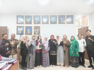 Direktur LKBH Fakultas Syariah UIN SMH Banten Atu Karomah bersama jajaran pengurus saat menyampaikan komitmen layanan bantuan hukum gratis kepada masyarakat.