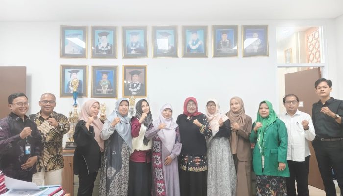 Direktur LKBH Fakultas Syariah UIN SMH Banten Atu Karomah bersama jajaran pengurus saat menyampaikan komitmen layanan bantuan hukum gratis kepada masyarakat.
