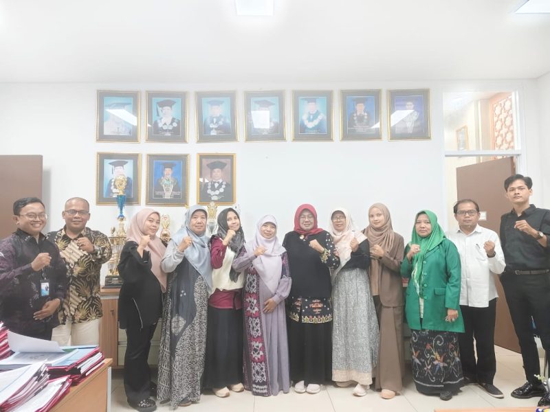 Direktur LKBH Fakultas Syariah UIN SMH Banten Atu Karomah bersama jajaran pengurus saat menyampaikan komitmen layanan bantuan hukum gratis kepada masyarakat.