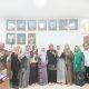 Direktur LKBH Fakultas Syariah UIN SMH Banten Atu Karomah bersama jajaran pengurus saat menyampaikan komitmen layanan bantuan hukum gratis kepada masyarakat.