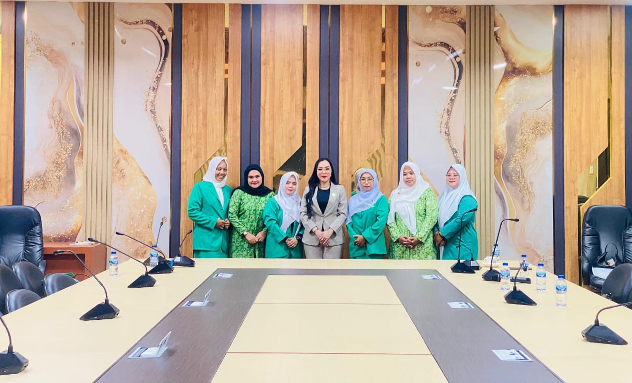 Fatayat NU Kota Serang melakukan audiensi dengan Komisi I DPRD Banten untuk memperkuat sinergi, membuka ruang kolaborasi, dan menegaskan peran strategis perempuan dalam pembangunan daerah. Dialog hangat membahas pemberdayaan perempuan, pendidikan, hingga moderasi beragama, Kamis, 11 Desember 2025