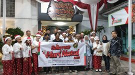 Penggerak GUSDURian Serang Raya menyambangi jemaat gereja di Kota Serang saat perayaan Natal 2025 sebagai simbol kerukunan dan toleransi antarumat beragama, Rabu, 24 Desember 2025