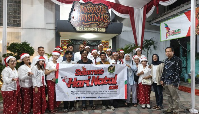 Penggerak GUSDURian Serang Raya menyambangi jemaat gereja di Kota Serang saat perayaan Natal 2025 sebagai simbol kerukunan dan toleransi antarumat beragama, Rabu, 24 Desember 2025