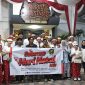 Penggerak GUSDURian Serang Raya menyambangi jemaat gereja di Kota Serang saat perayaan Natal 2025 sebagai simbol kerukunan dan toleransi antarumat beragama, Rabu, 24 Desember 2025