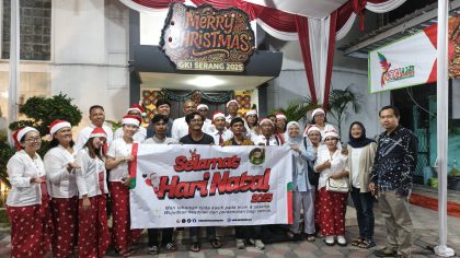 Penggerak GUSDURian Serang Raya menyambangi jemaat gereja di Kota Serang saat perayaan Natal 2025 sebagai simbol kerukunan dan toleransi antarumat beragama, Rabu, 24 Desember 2025